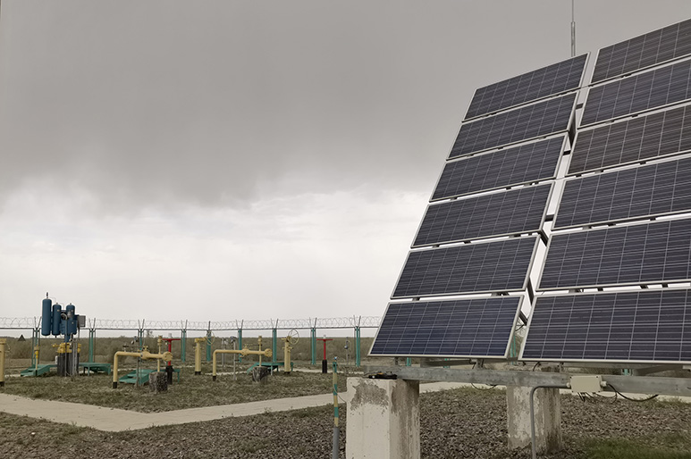 Hybrid solar power solution for oil and gas industry
